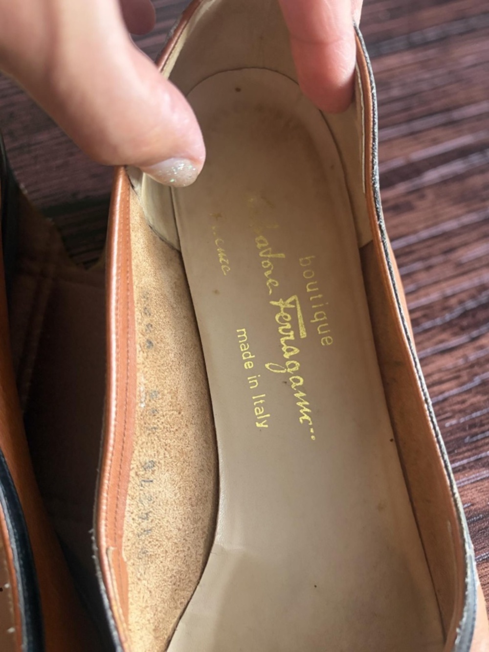 Vintage Salvatore Ferragamo Two-Tone Tan/Black Leather Classic Pumps - Picture 5 of 9
